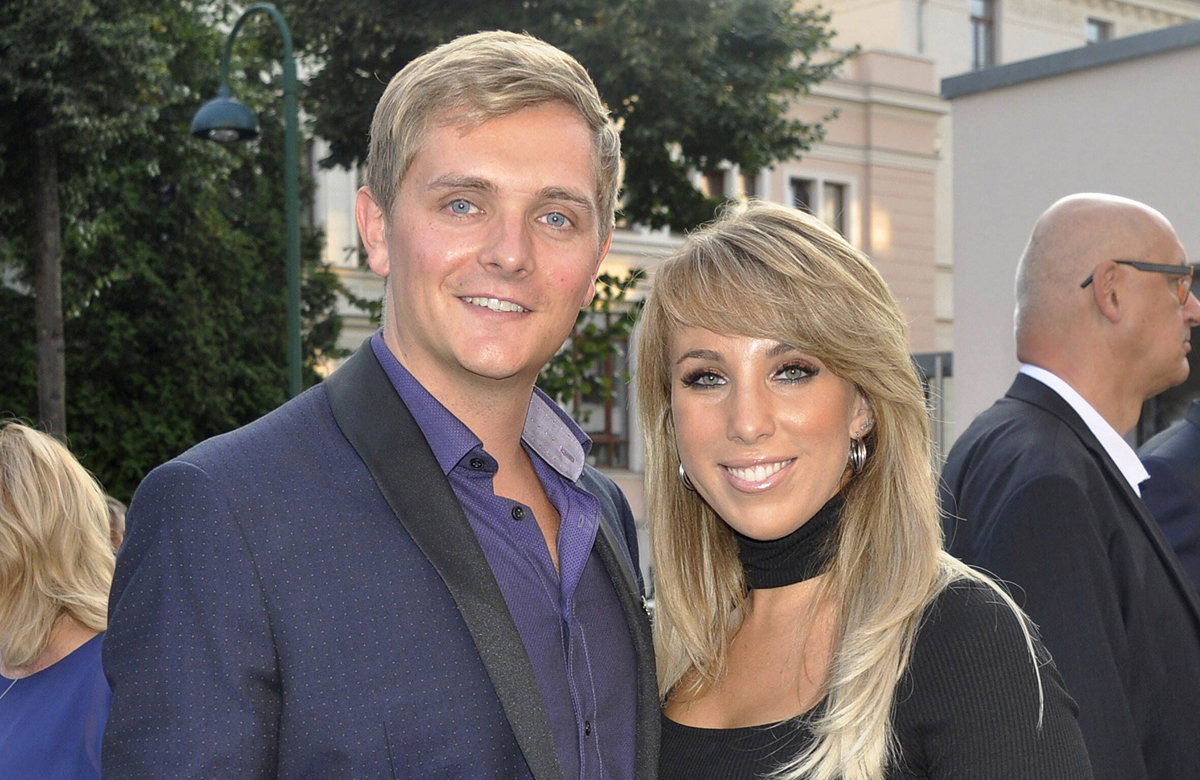 Tim Sandt und Annemarie Eilfeld stehen zusammen