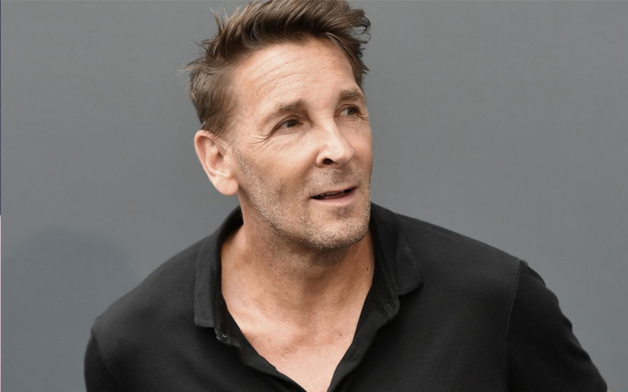Mark Keller guckt mit offenem Mund zur Seite