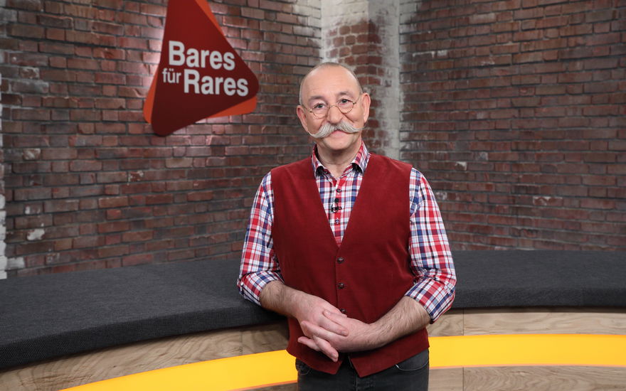 Horst Lichter vor dem "Bares für Rares"-Logo