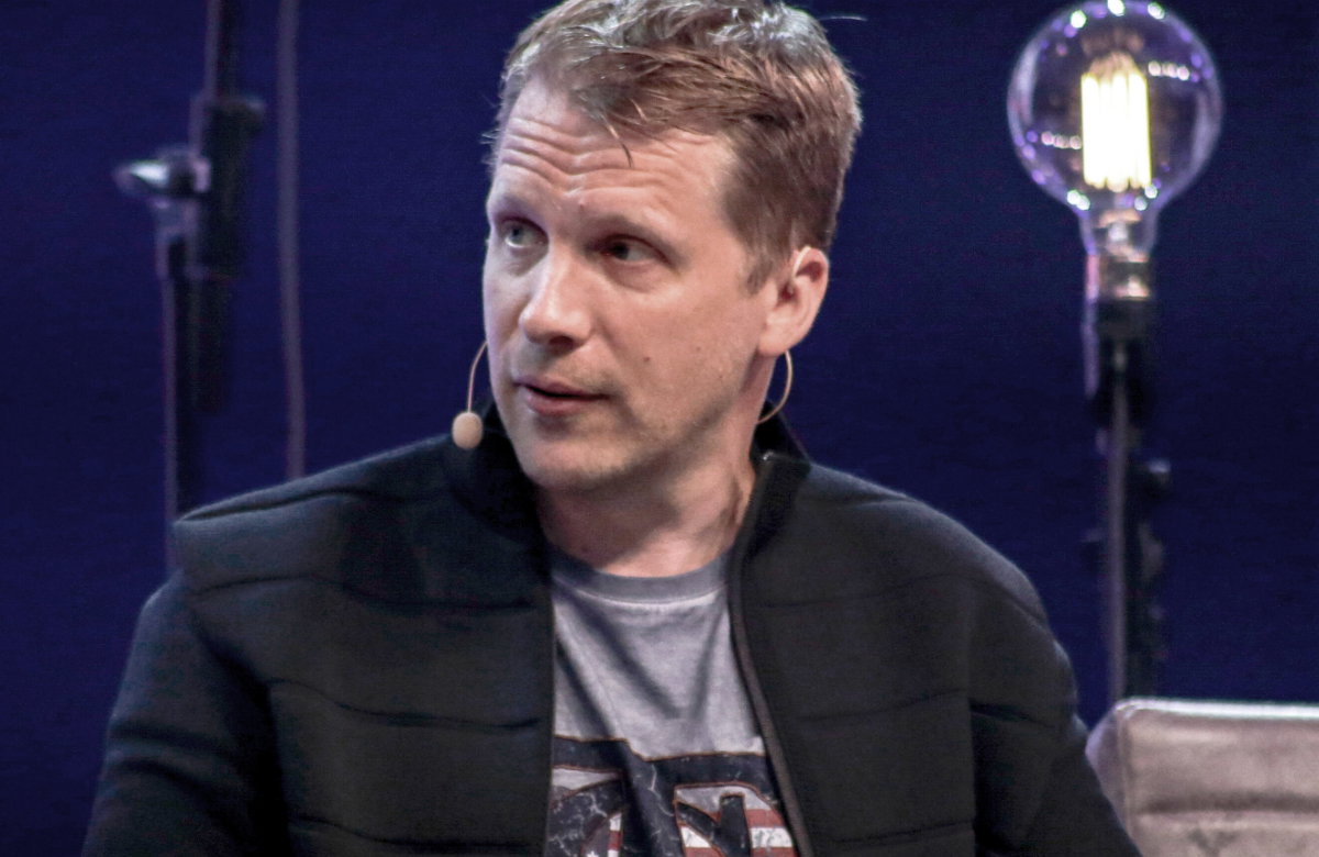 Oliver Pocher guckt skeptisch zur Seite