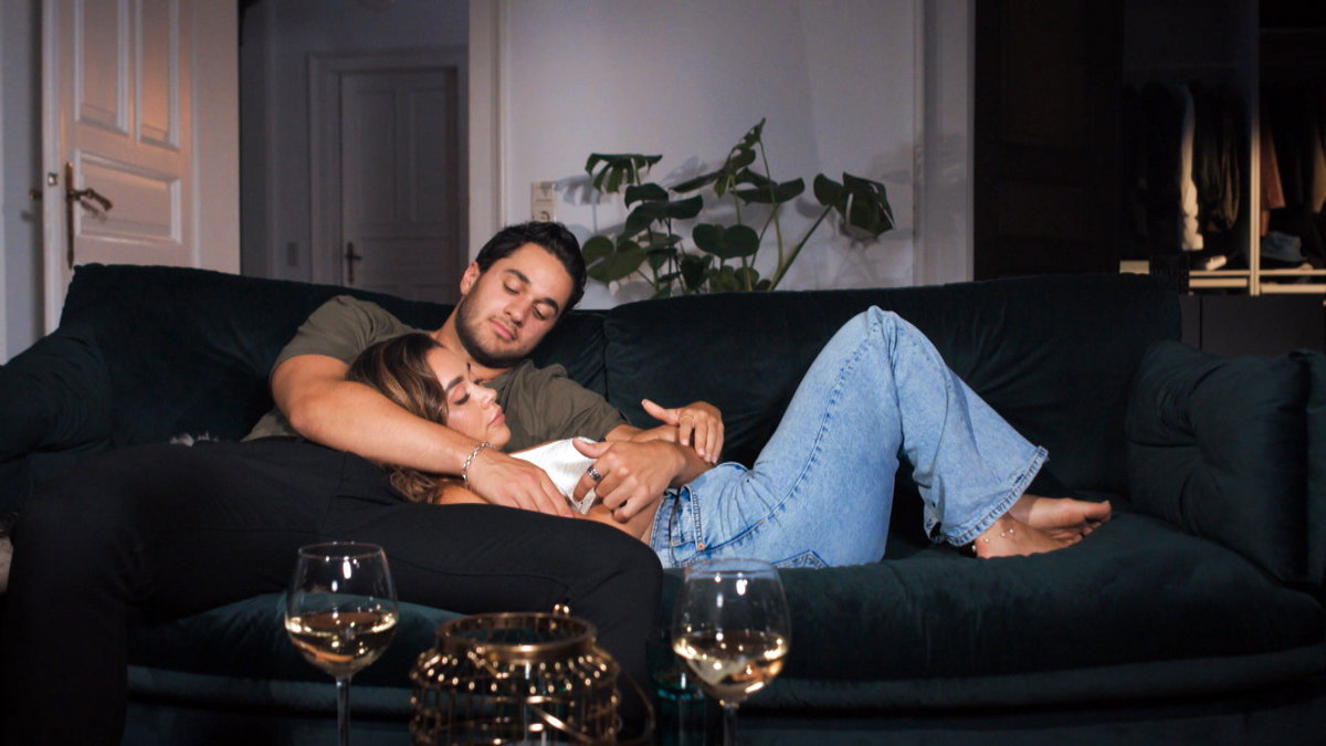 Melissa Damilia und Leander Sacher kuscheln auf dem Sofa