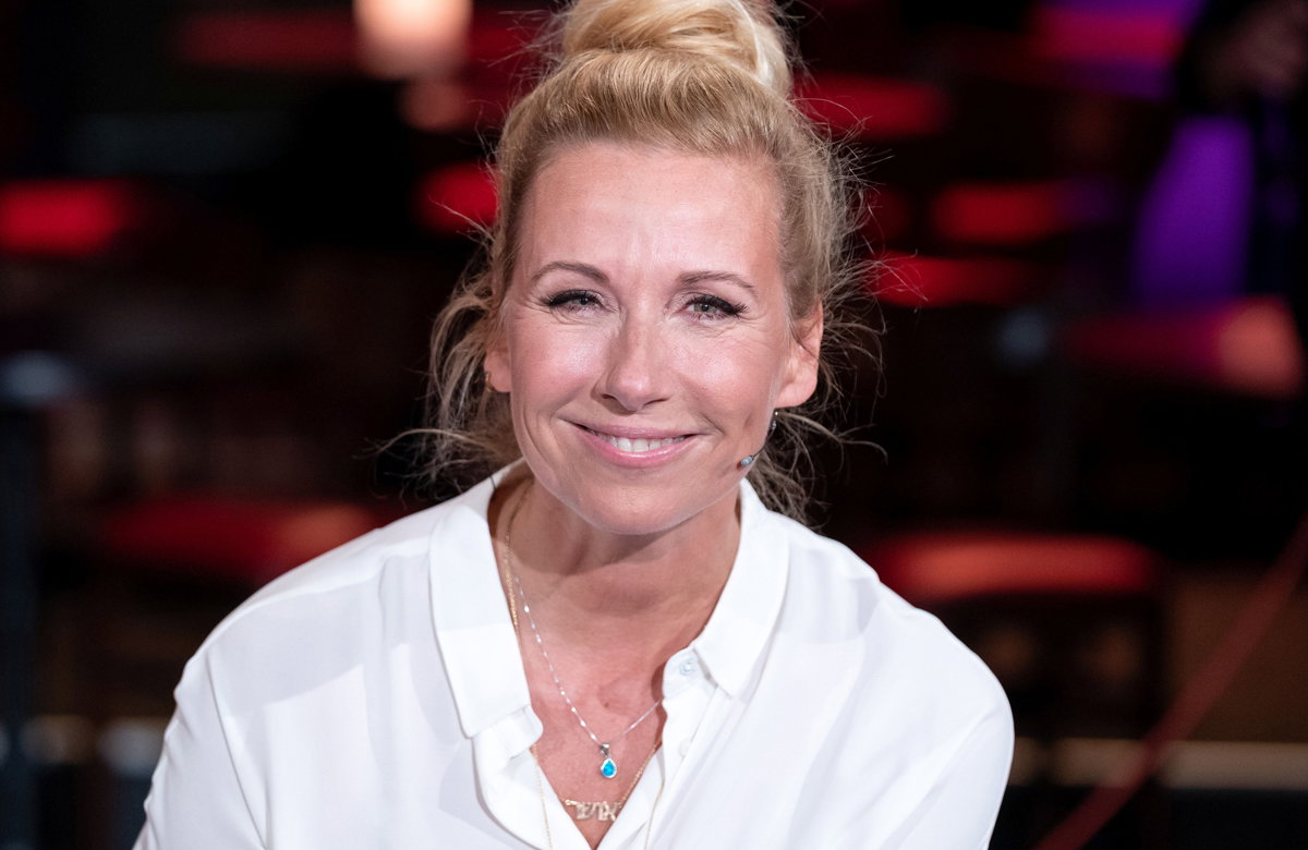 Andrea Kiewel lächelt und trägt ein weißes Shirt