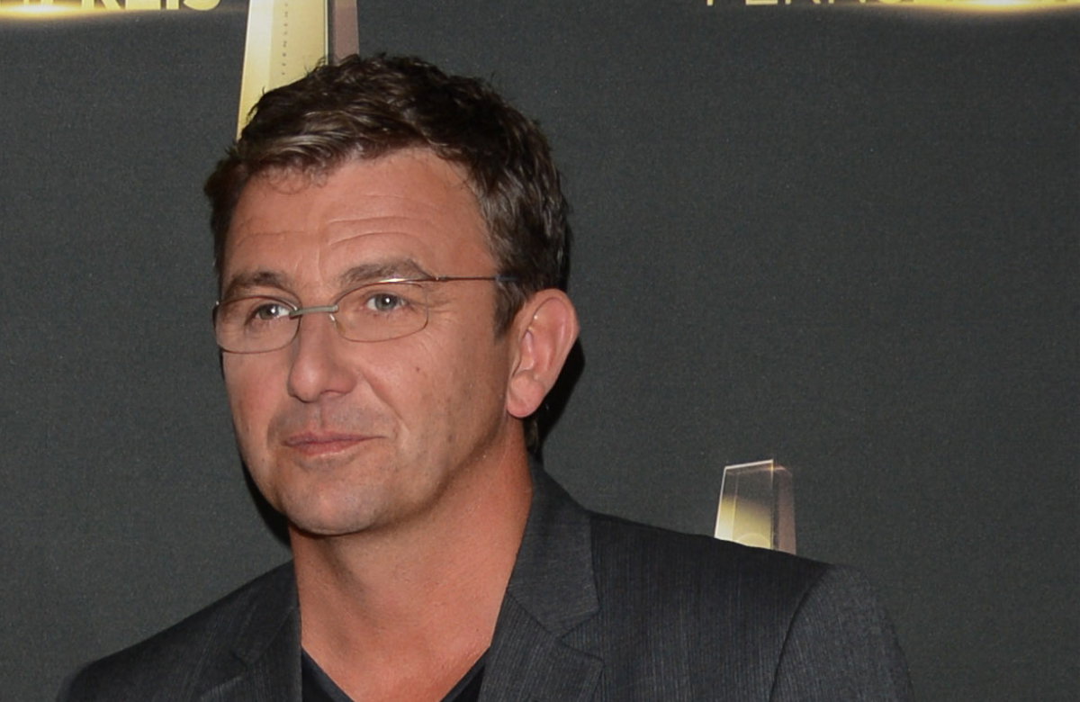 Hans Sigl schaut ernst