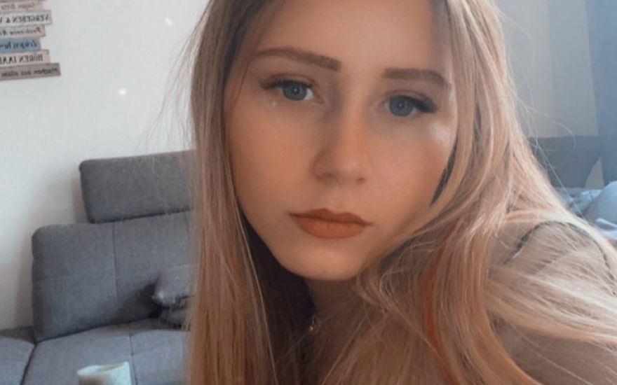 Loredana Wollny macht ein Selfie auf der Couch