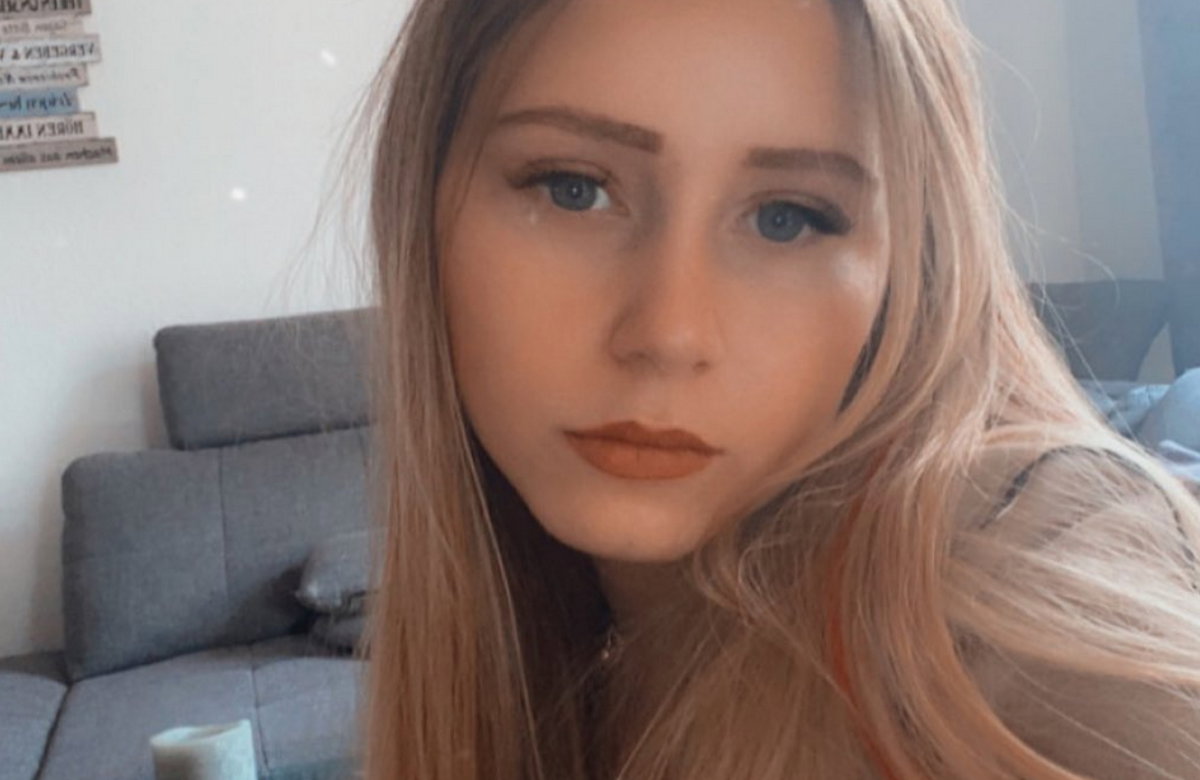 Loredana Wollny macht ein Selfie auf der Couch