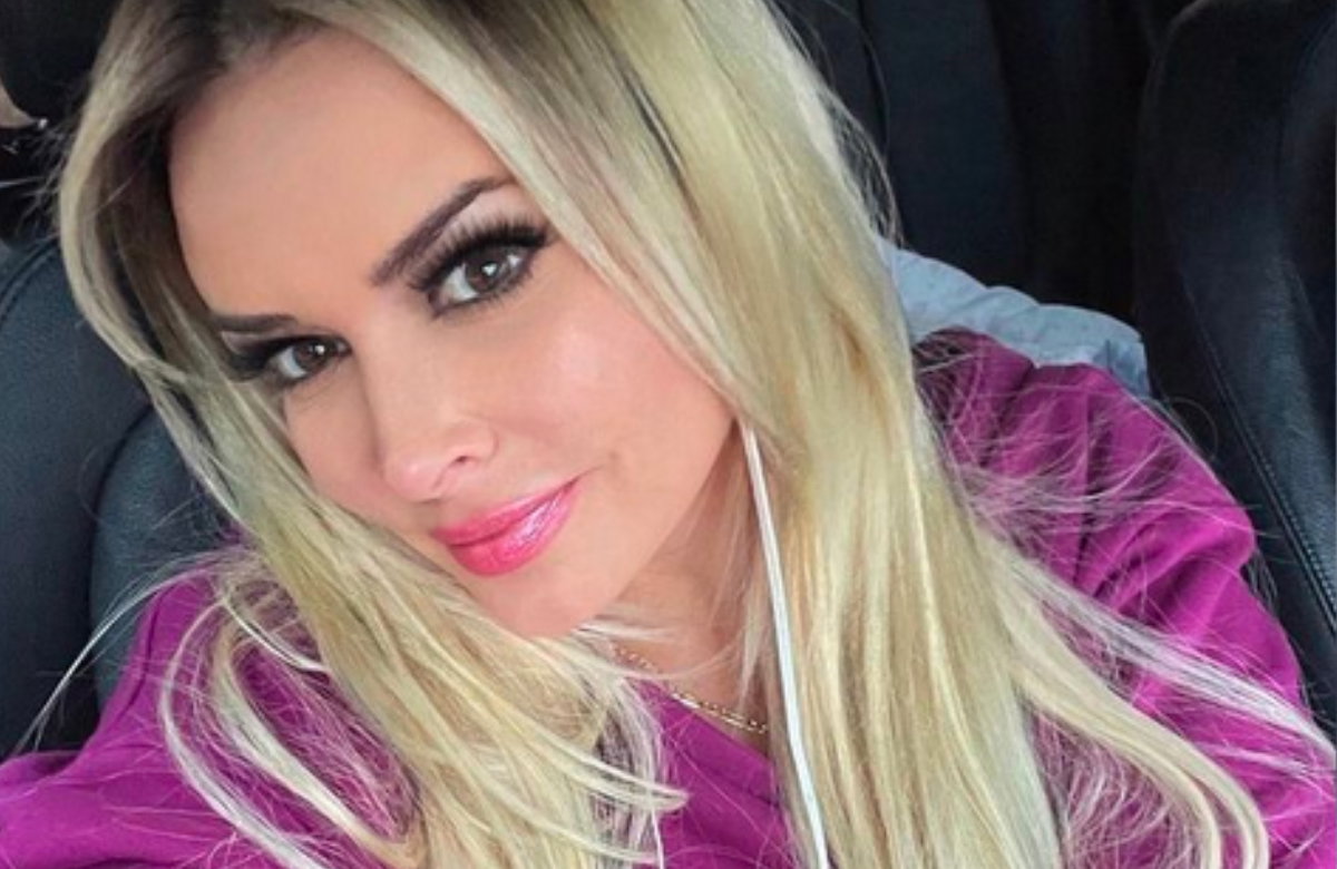 Daniela Katzenberger Selfie 2021 mit dunklem Ansatz