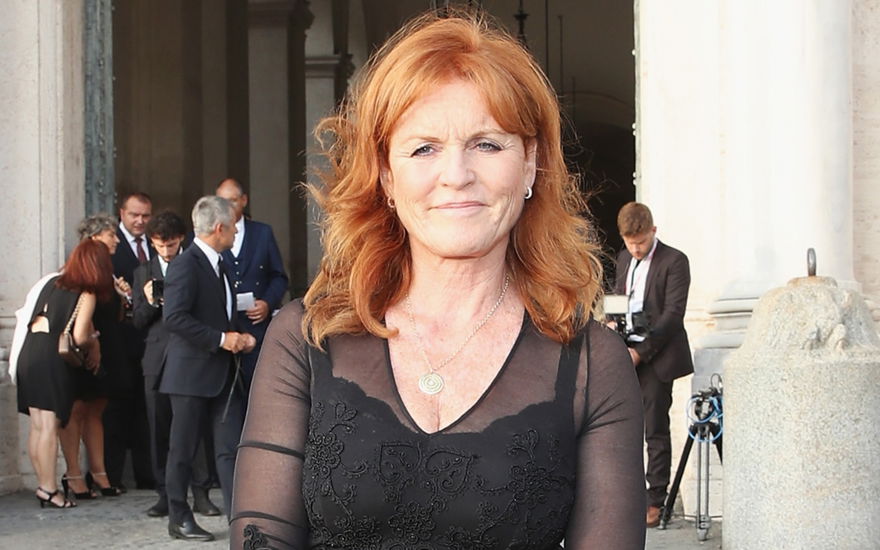 Sarah Ferguson guckt ernst
