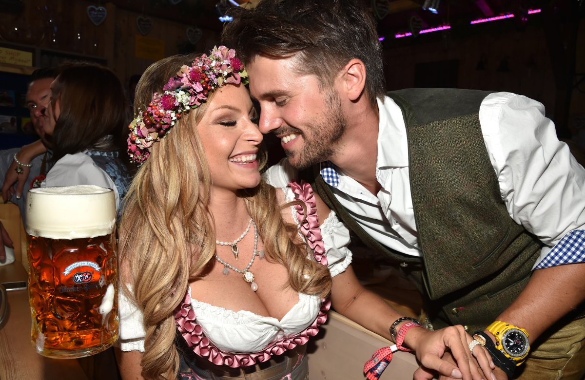 Jana und Thore Schölermann zeigen sich vertraut beim Oktoberfest