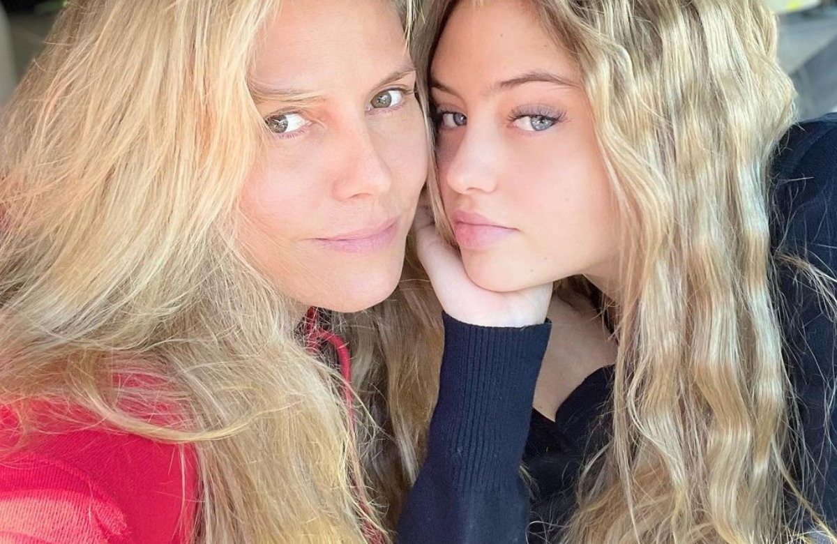 Heidi Klum und Tochter Leni Klum schauen in die Selfie-Kamera.