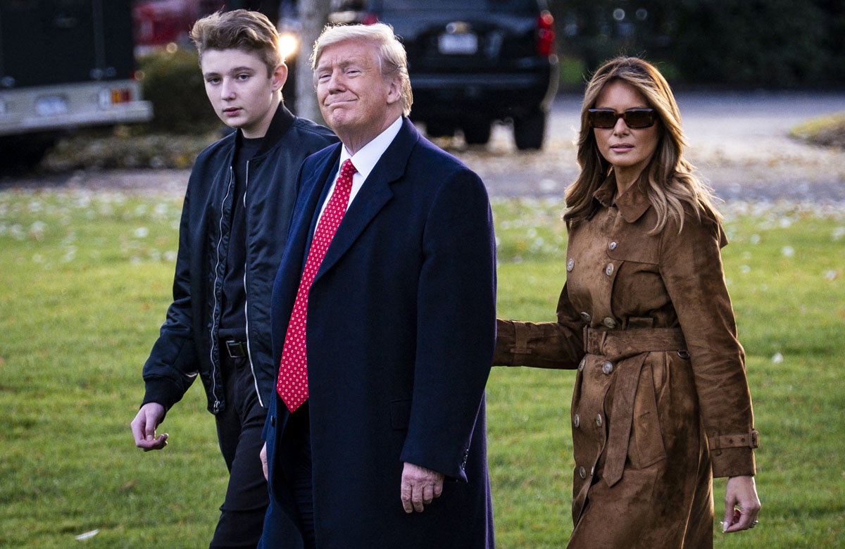 Donald und Melania Trump gehen nebeneinander