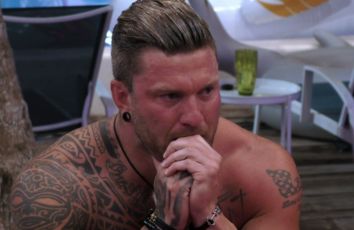 Till Adam mit Tränen in den Augen