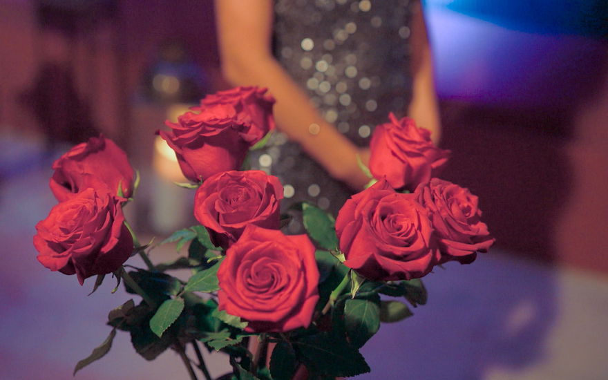 Rosen im Vordergrund, Bachelorette im Hintergrund