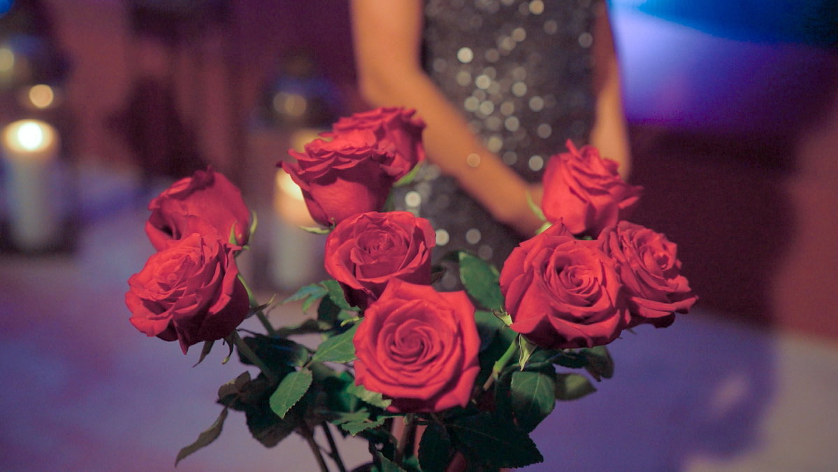 Rosen im Vordergrund, Bachelorette im Hintergrund