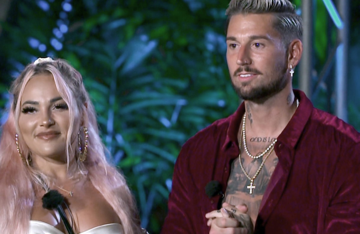 Laura Morante lächelt und Mike hat seine Hände zusammengefaltet und guckt hoffnungsvoll