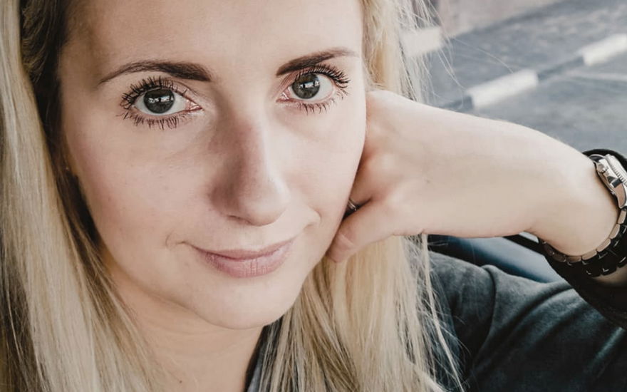 Anna Heiser macht ein Selfie im Auto