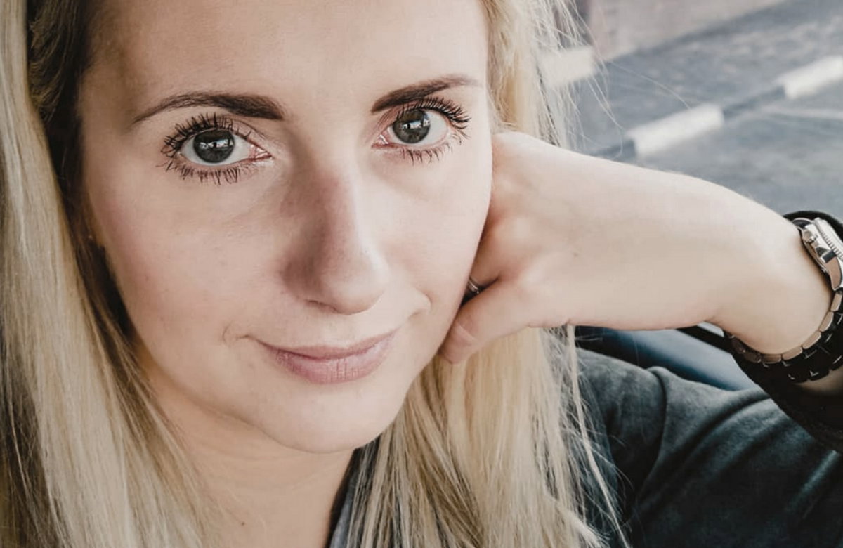 Anna Heiser macht ein Selfie im Auto