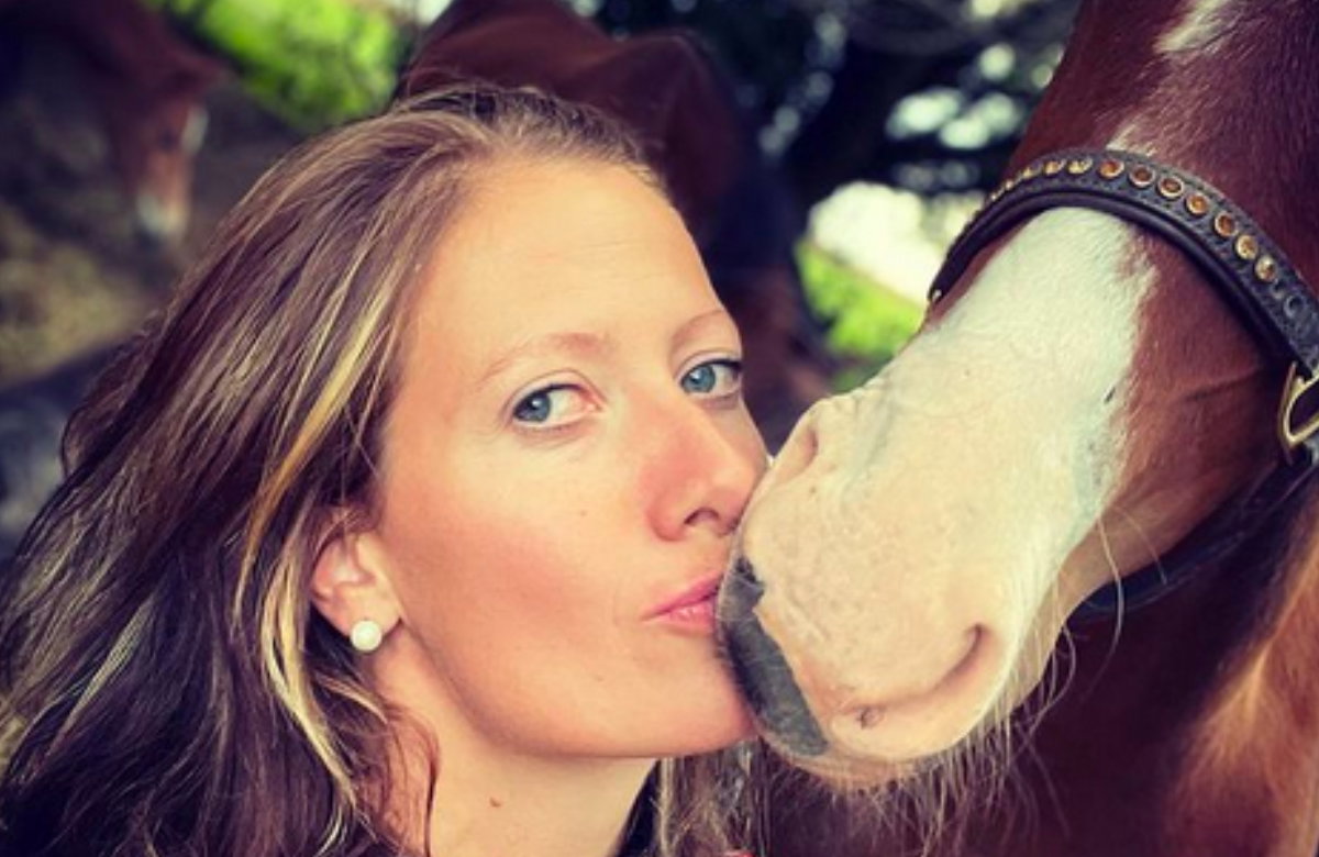 Denise Munding mit einem Pferd