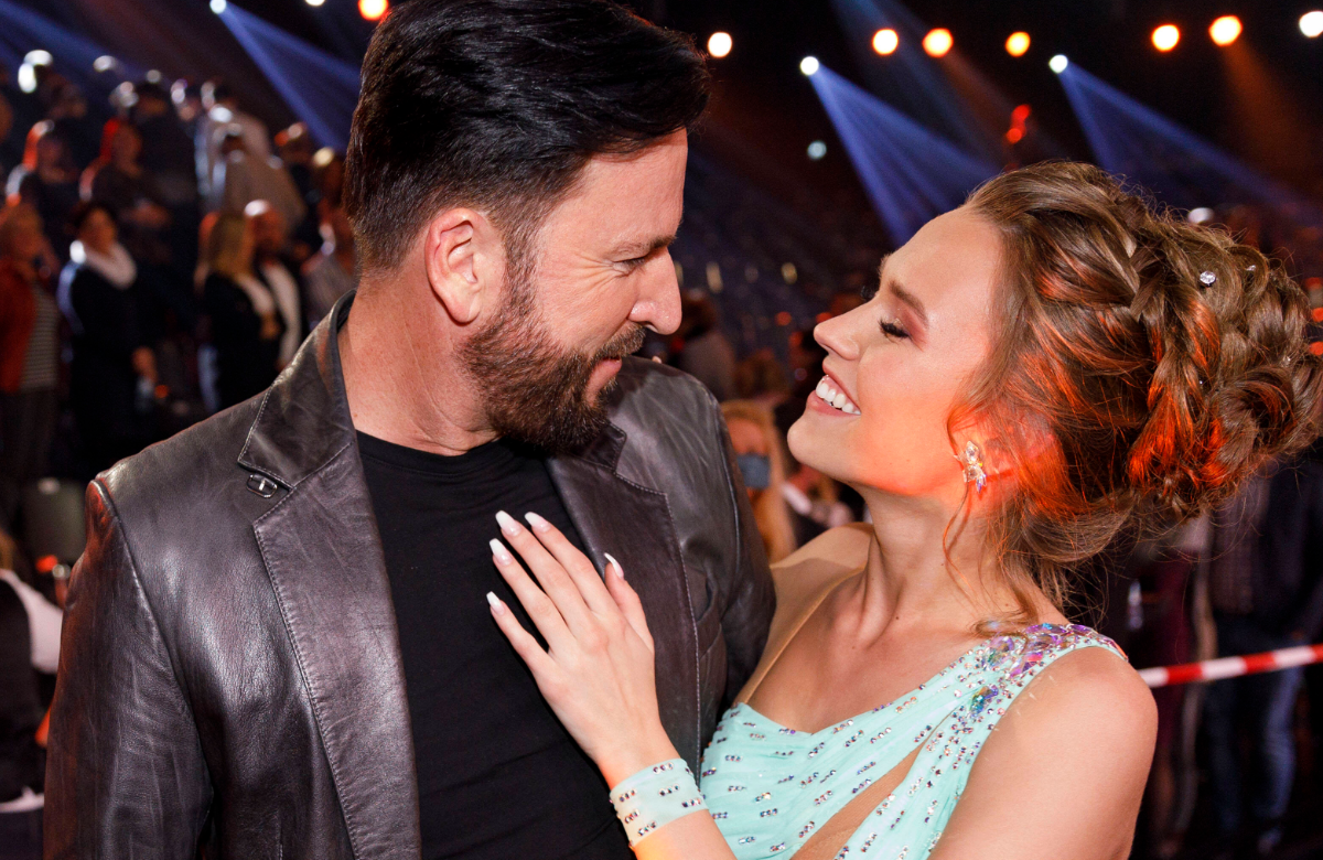 Laura Müller und Michael Wendler lachen sich an