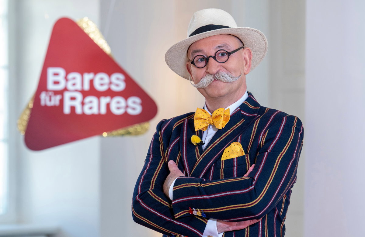 Horst Lichter schick angezogen lächelt in die Kamera