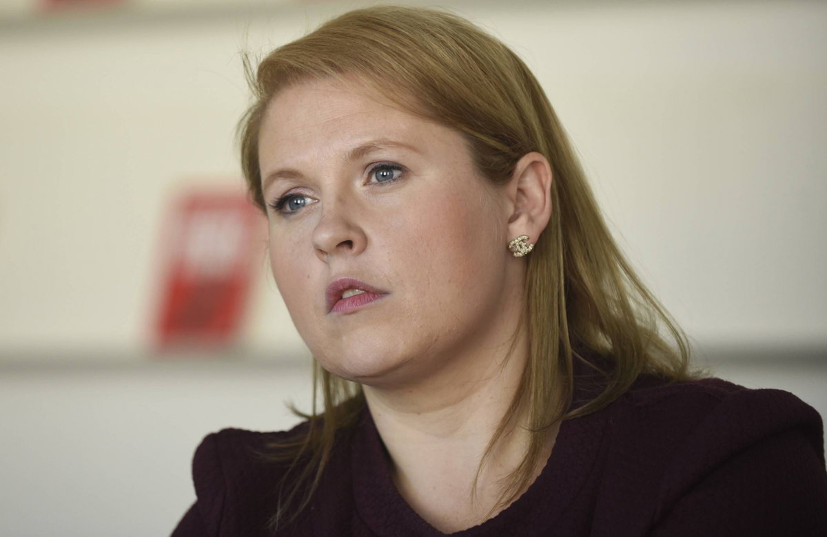 Maite Kelly guckt bedrückt in die Ferne
