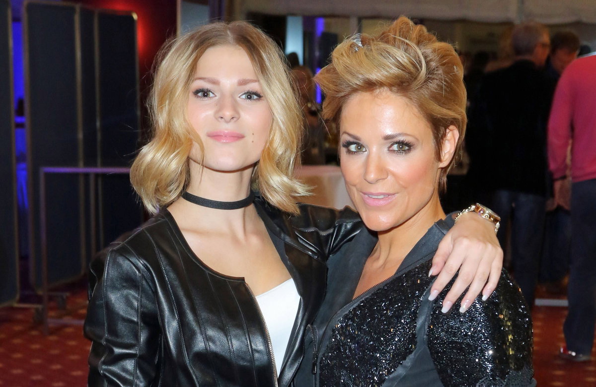 Marie Reim und Mama Michelle Arm in Arm