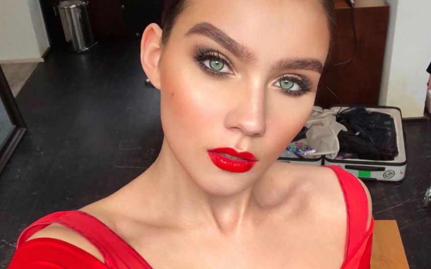Nathalie Volk blickt mit leicht geöffnetem Mund in die Selfie-Kamera.