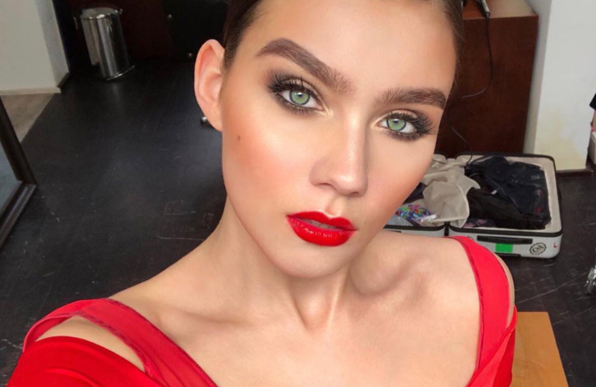 Nathalie Volk blickt mit leicht geöffnetem Mund in die Selfie-Kamera.