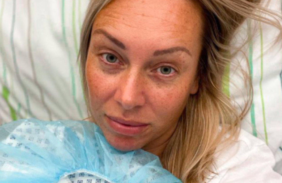 Julia Holz im Krankenhausbett