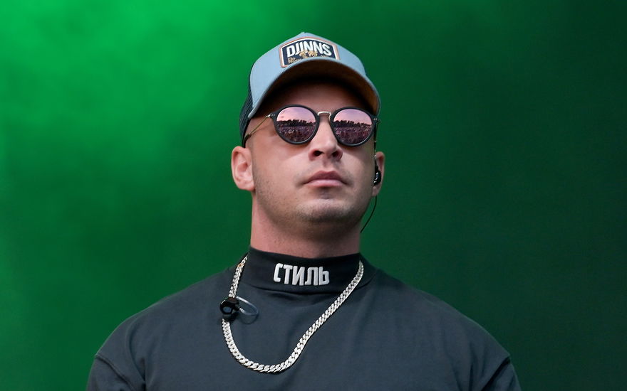 Pietro Lombardi guckt ernst mit Cap und Sonnenbrille