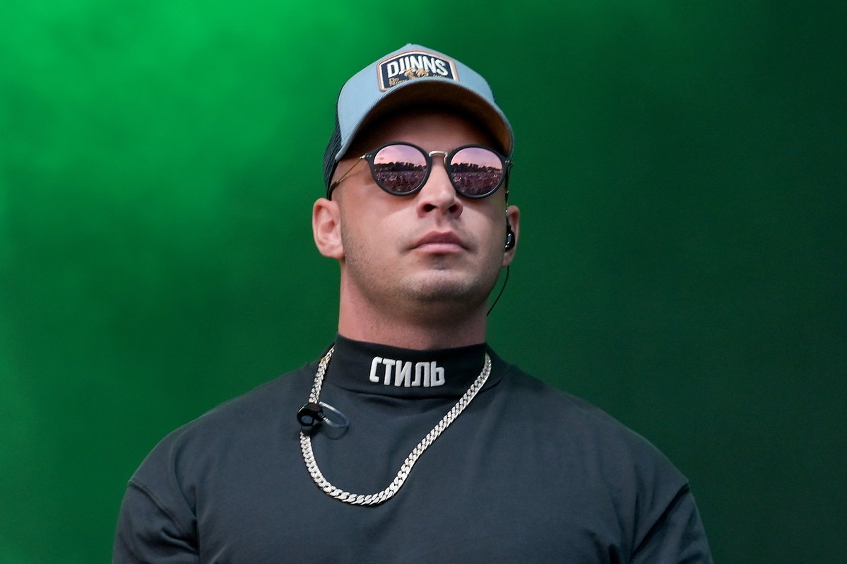 Pietro Lombardi guckt ernst mit Cap und Sonnenbrille