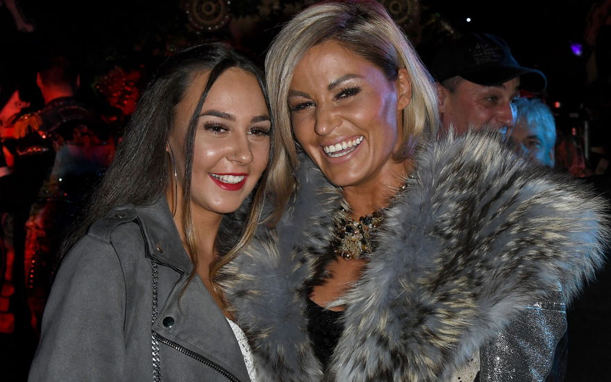 Jasmin Herren und Alessia Herren lachen