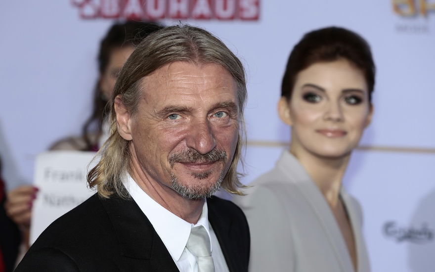 Frank Otto lächelt, hinter ihm steht Nathalie Volk