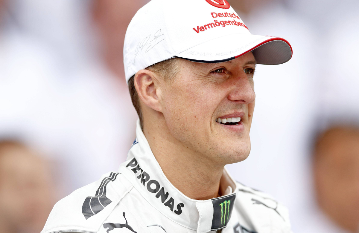 Michael Schumacher lächdelt mit Cappy