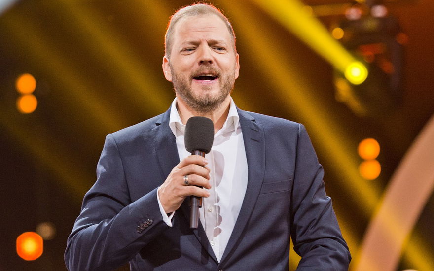 Mario Barth mit Mikrofon auf der Bühne