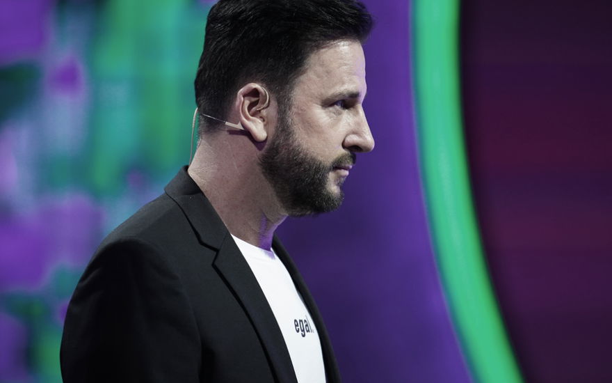 Michael Wendler schaut ernst im Profil