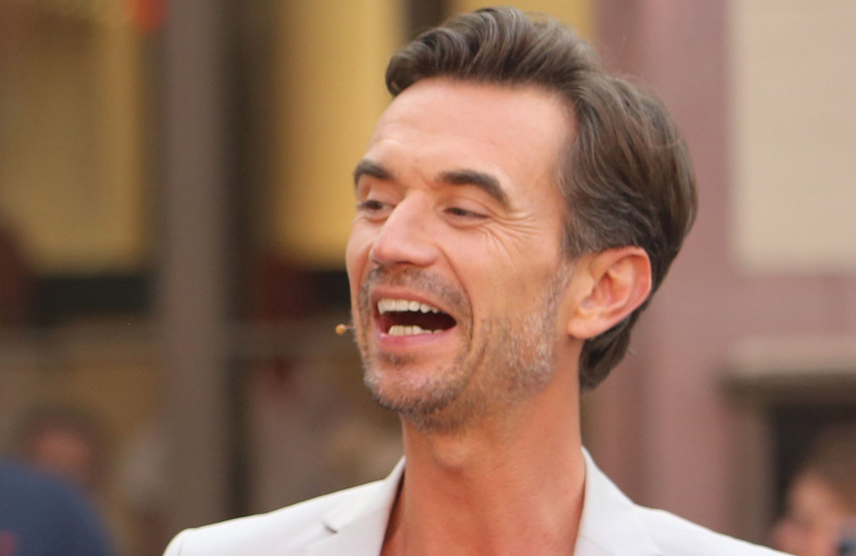 FLORIAN SILBEREISEN lacht
