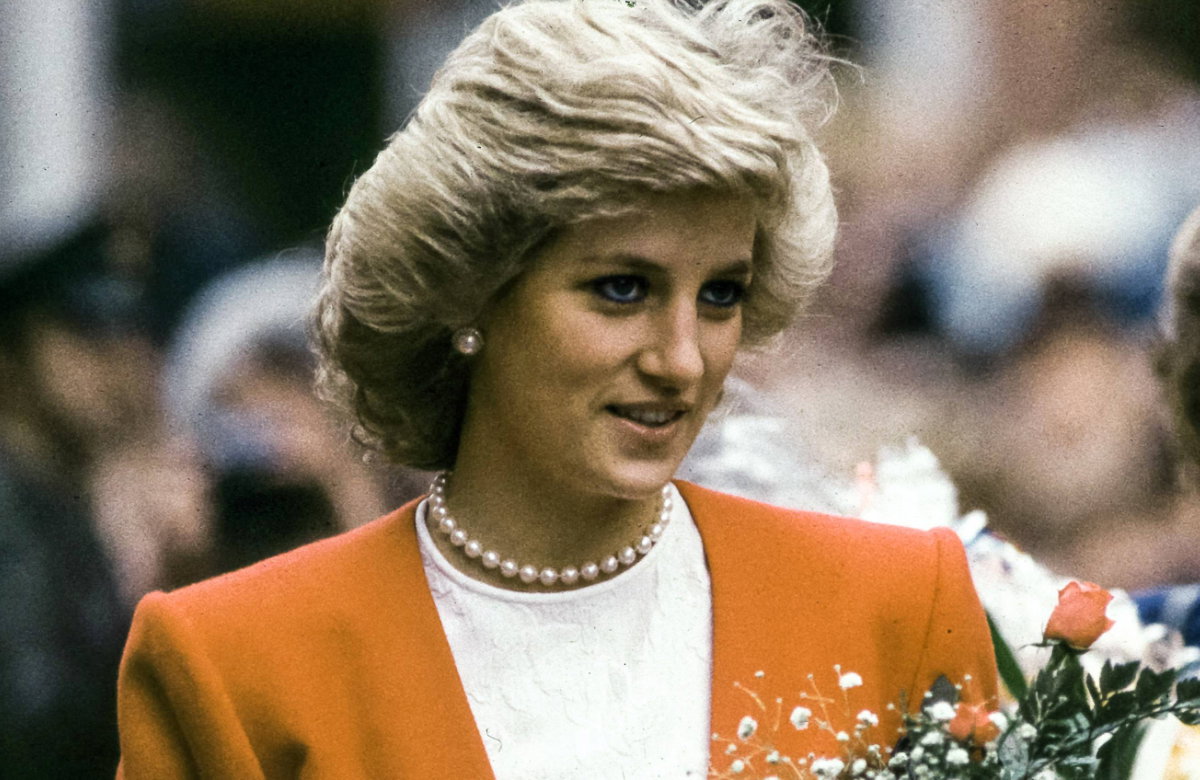 Prinzessin Diana lächelnd.