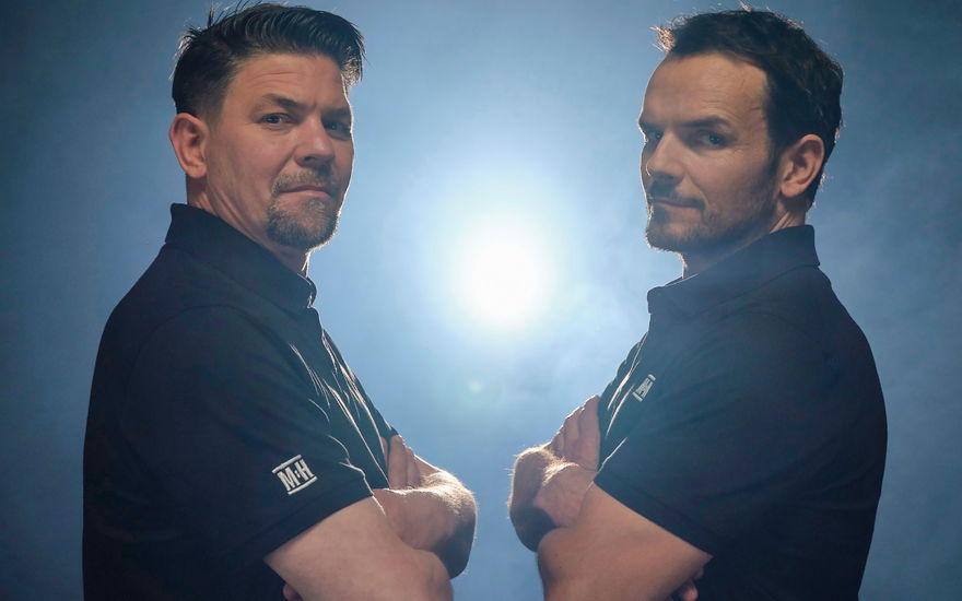 Tim Mälzer und Steffen Henssler ernst und mit verschränkten Armen