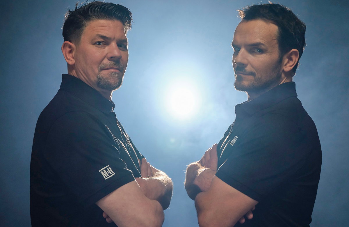 Tim Mälzer und Steffen Henssler ernst und mit verschränkten Armen