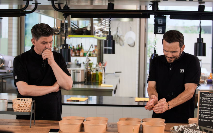 Tim Mälzer und Steffen Henssler kochen