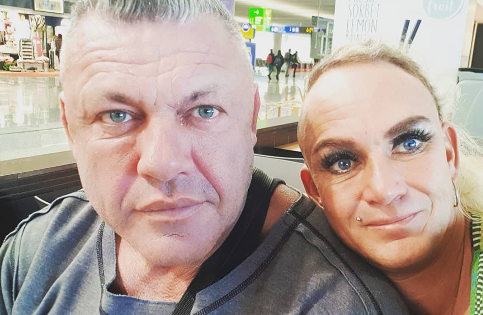 Caro und Andreas Robens schauen nachdenklich in die Selfie-Kamera.