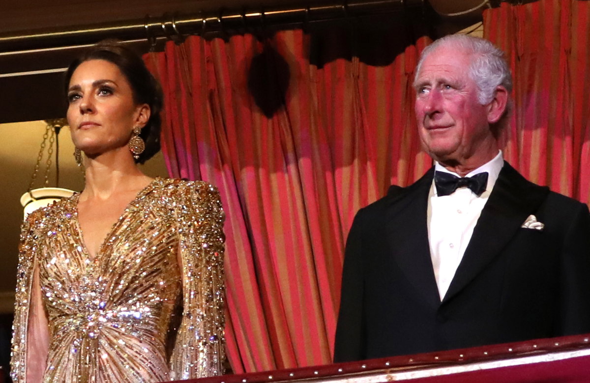 Kate und Charles stehen mit ernstem Blick nebeneinander