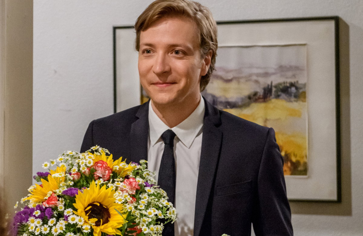 "Sturm der Liebe": Gerry mit einem Blumenstrauß in der Hand