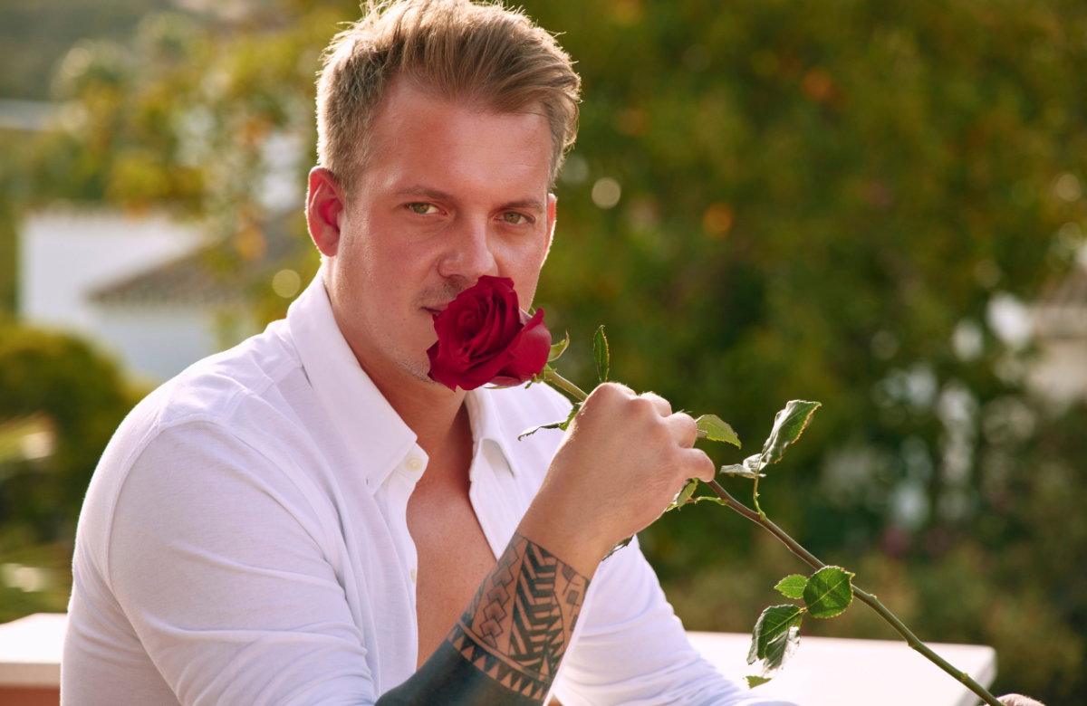 Gustav posiert mit einer Rose