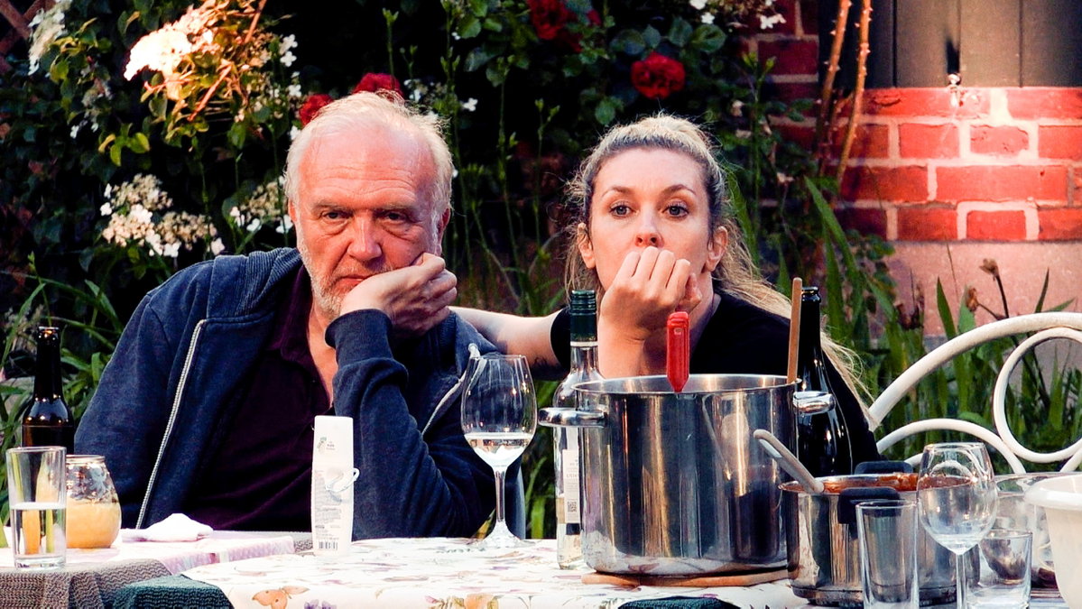 Roland Heitz und Janina Korn gucken im "Sommerhaus der Stars" genervt