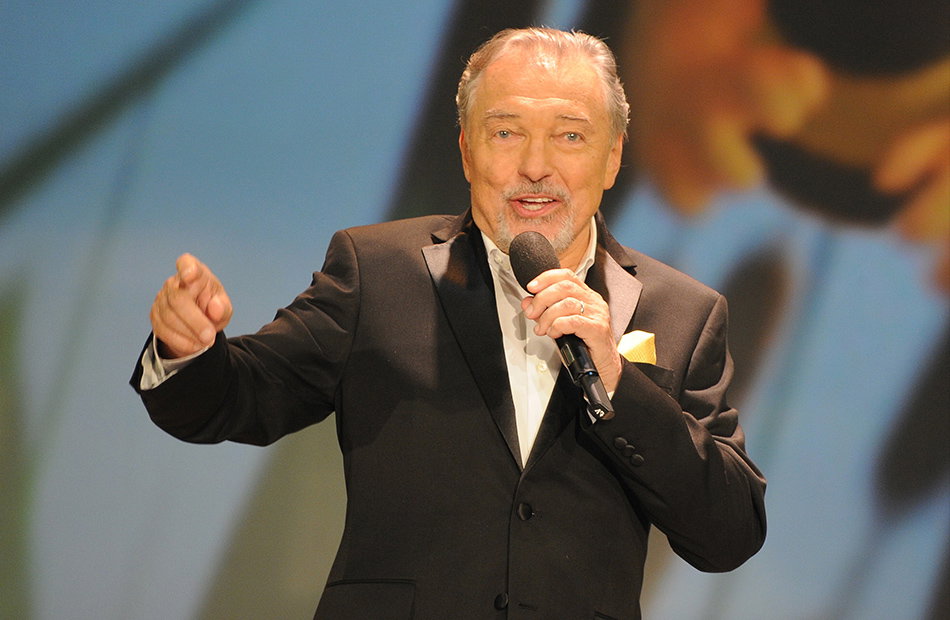 Karel Gott mit Mikrofon auf der Bühne