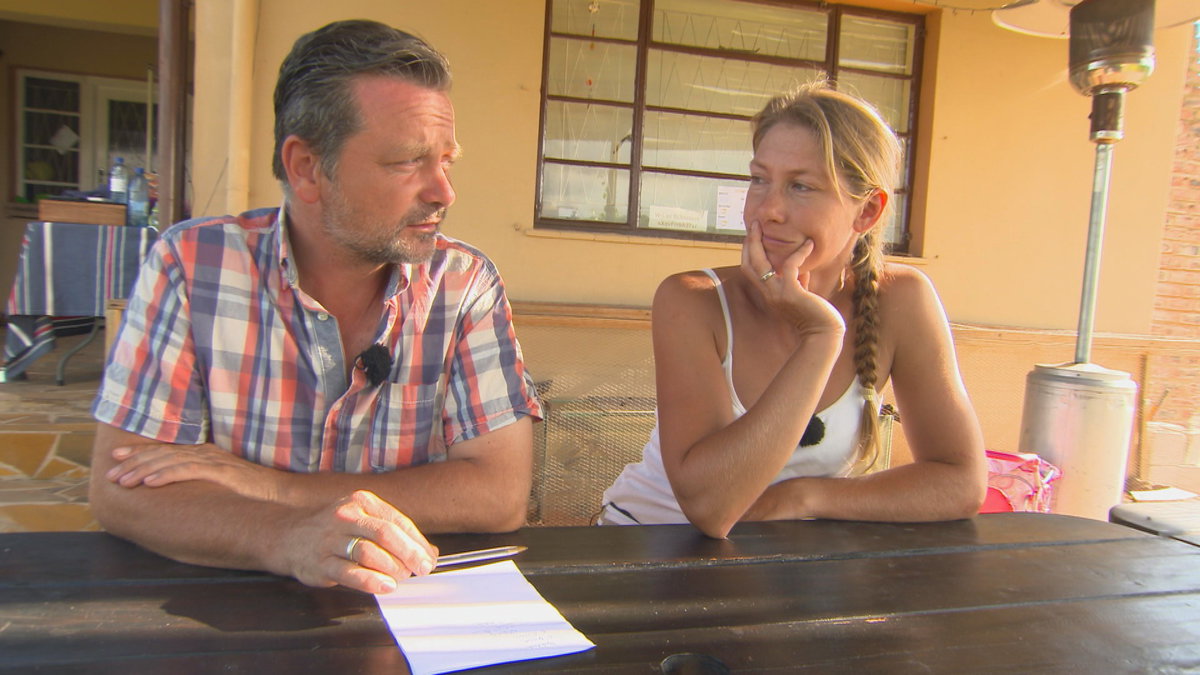 Die "Goodbye Deutschland"-Auswanderer Olaf und Marie Heidtke sitzen am Tisch.