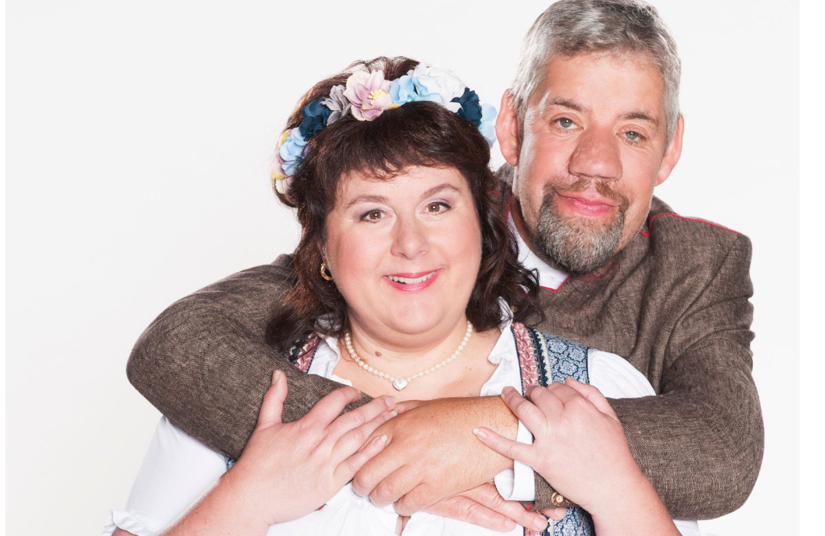 Iris und Uwe Abel vor weißer Wand