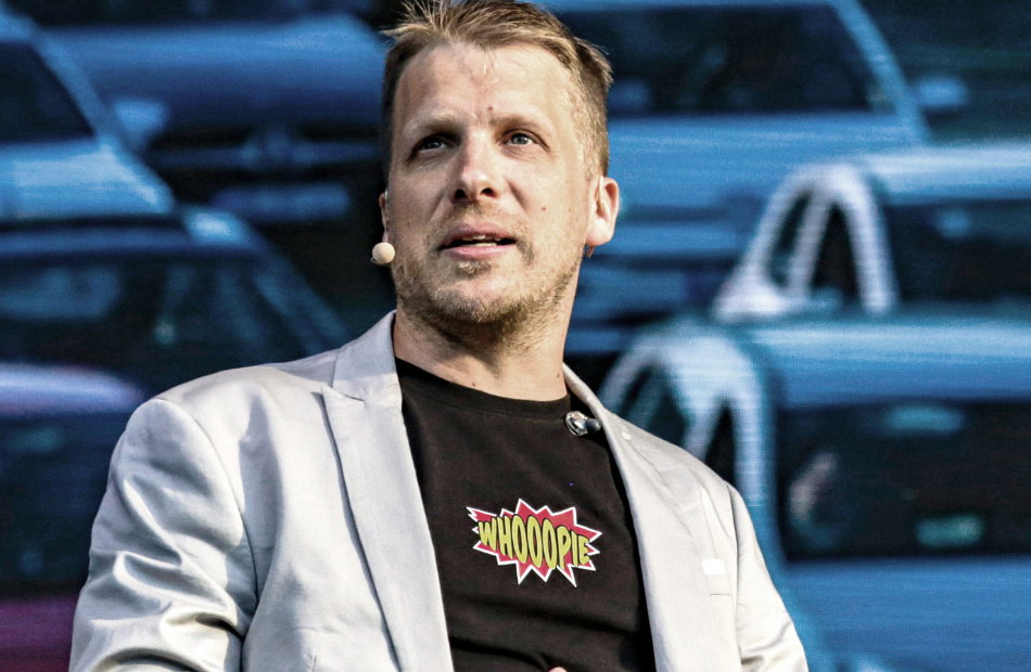 Oliver Pocher blickt nachdenklich nach oben