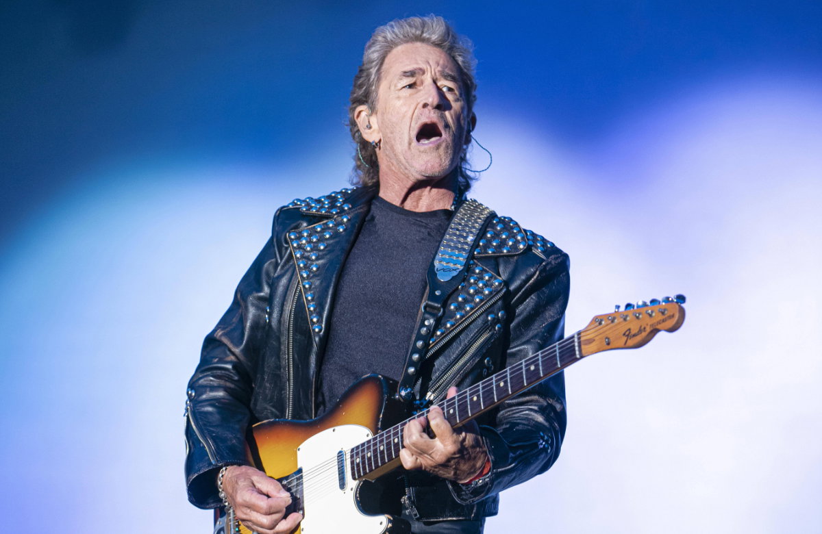 Peter Maffay spielt Gitarre